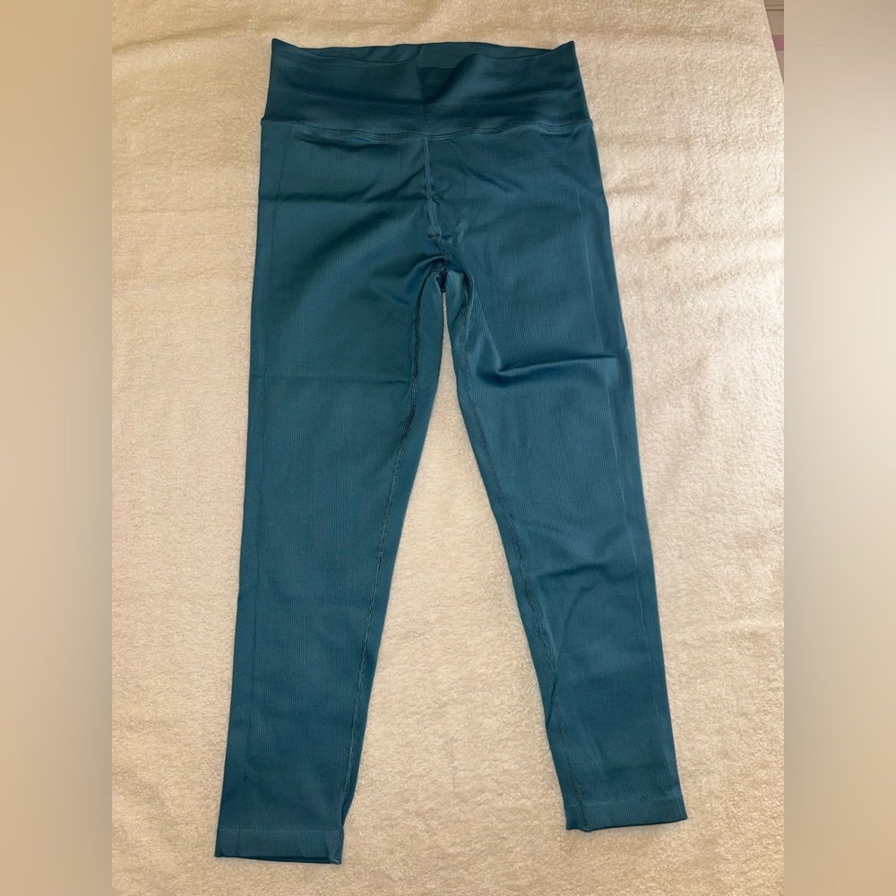 NWOT Athleta leggings Teal color.